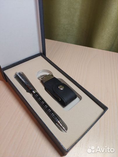 Подарочный набор флешка и ручка новый