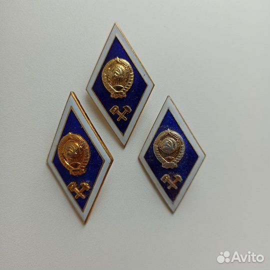 Значки и нагрудные знаки