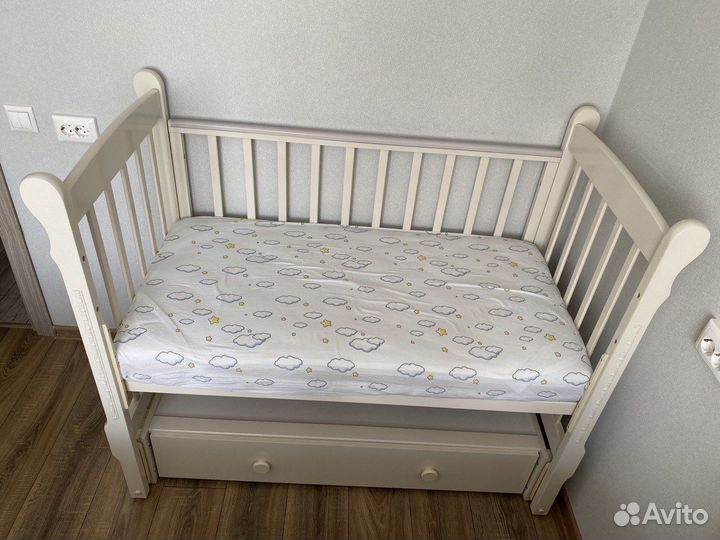 Детская кроватка с продольным маятником