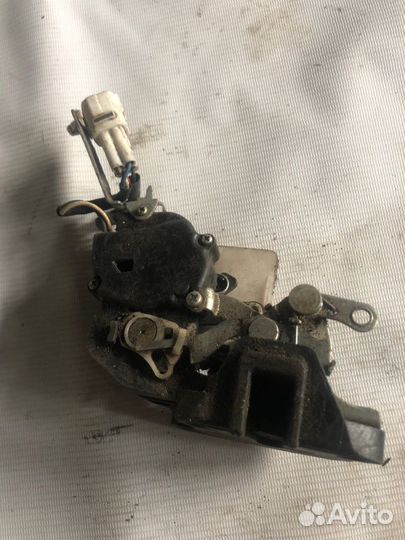 Замок двери задний левый Toyota Cresta GX90 1GFE