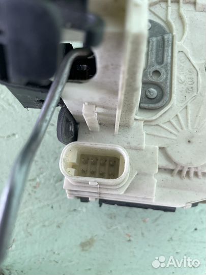 Замок двери передней правой Mercedes W204