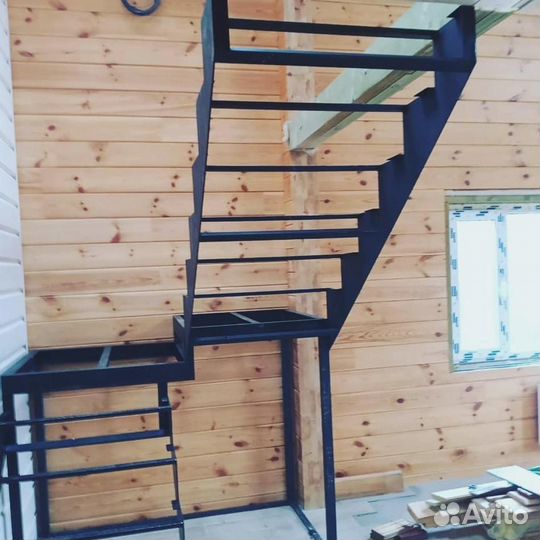 Лестница на металлокаркасе из листового металла
