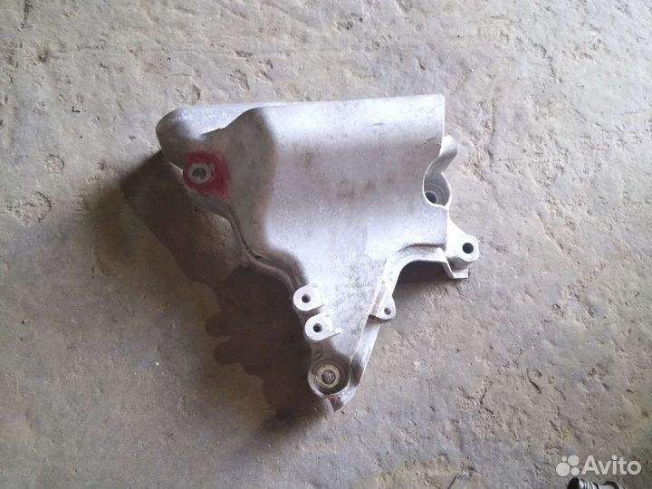 Кронштейн двигателя Фольцваген Поло Рапид