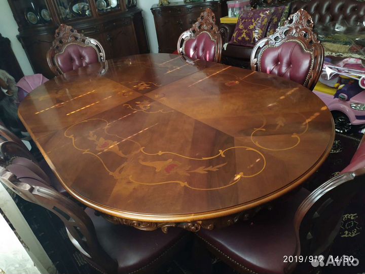 Стол и стулья