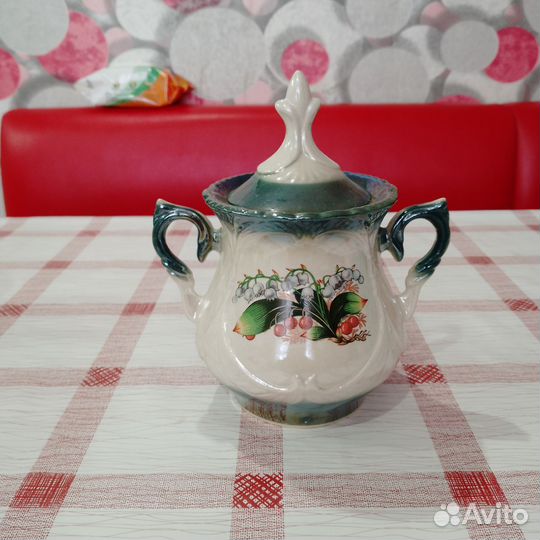 Сахарница и чашки