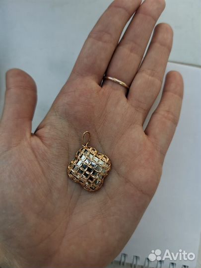 Женский кулон