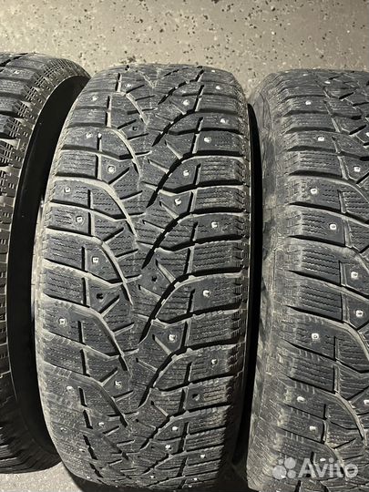 Bridgestone Blizzak Spike-02 215/55 R17 98T