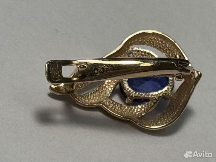 Серьги с камнями золотые