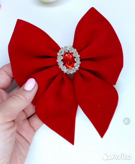 Красный бант. Большой красный бант