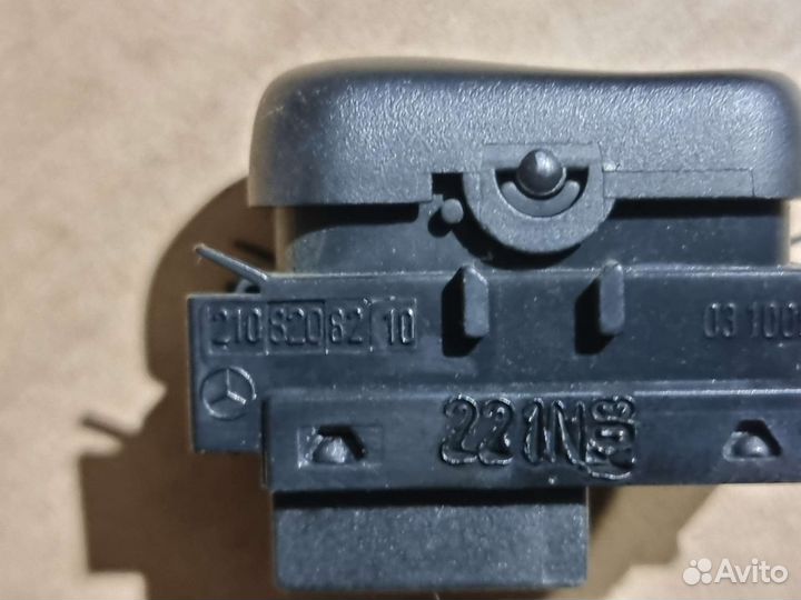 Кнопка стеклоподъемника задняя правая Мерседес 210