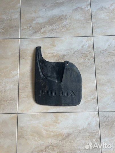 Брызговик передний левый Toyota Hilux С 2015 По