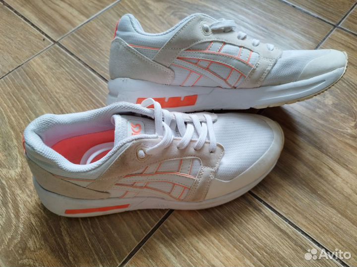 Кроссовки женские, фирма Asics, размер 37