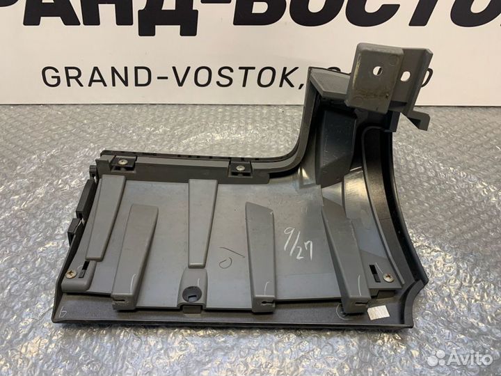 Планка под стоп-сигнал левая Nissan Elgrand TE52