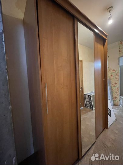 Шкаф с раздвижными дверями и зеркалом