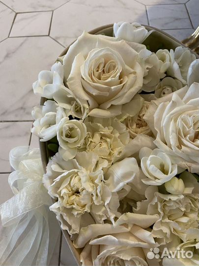 Коробка сердце с цветами и Macarons