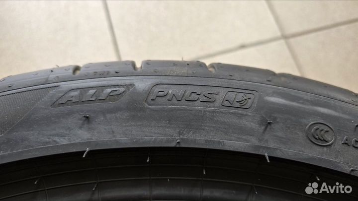 Pirelli P Zero 325/30 R23 и 285/35 R23