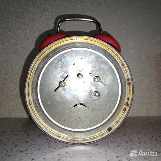Винтажные часы-будильник времён СССР