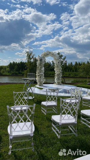 Аренда стульев и пуфиков