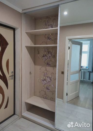 Письменный стол у окна со стеллажами на заказ