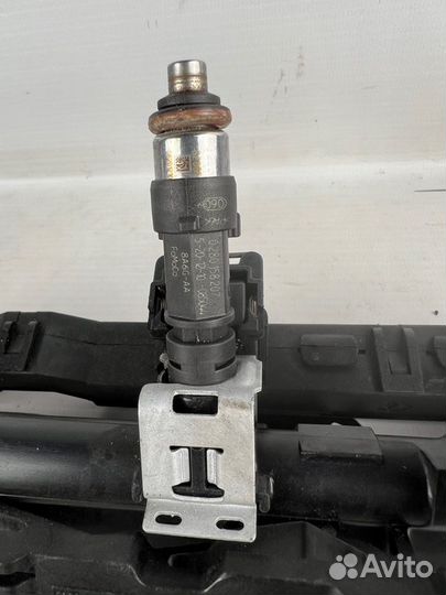 Топливная рампа с форсунками Ford Focus 3 CB8 1.6L