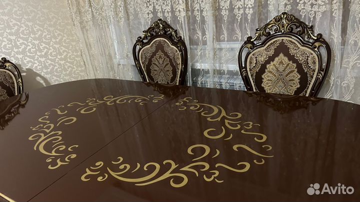 Стол и стулья