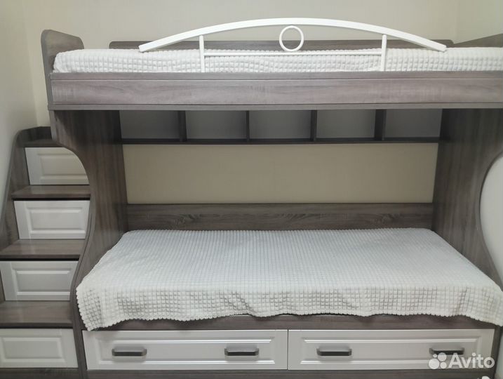Двухъярусная кровать