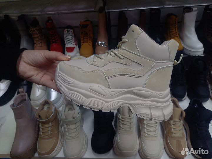 Кроссовки женские