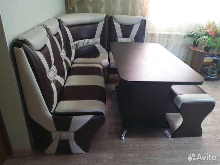 Кухонный уголок со столом и стульями