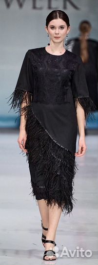 Платье черное с перьями