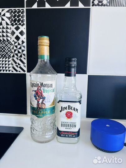 Бутылки виски Jim Beam ром Captain Morgan Tropical