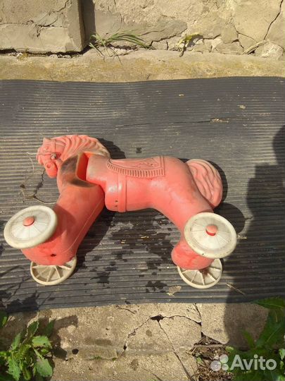 Розовый конь-каталка игрушка СССР