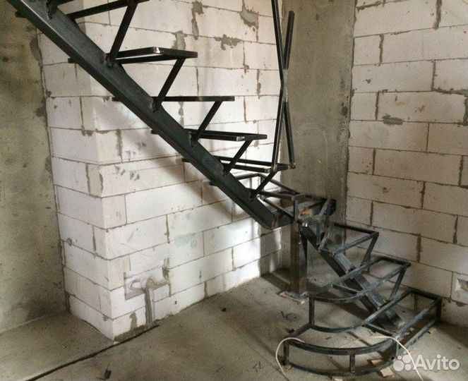 Лестница на металлическом каркасе