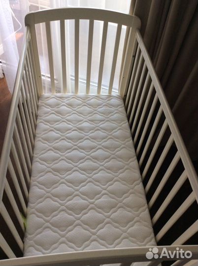 Детская кроватка с маятником