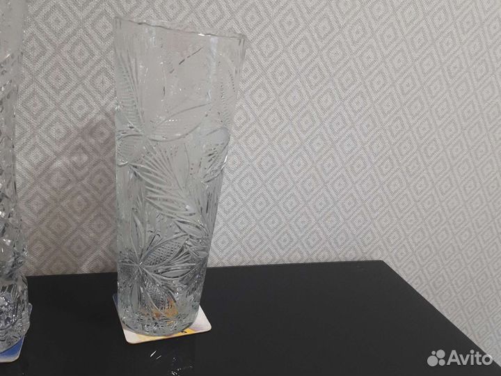 Высокие хрустальные вазы