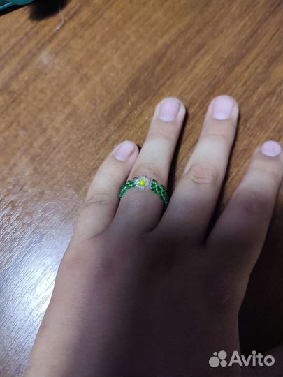 Кольцо из бисера с рамашкой