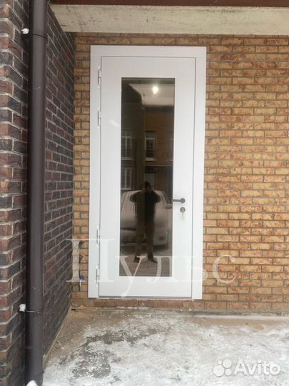 Дверь с терморазрывом и стеклопакетом