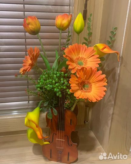 Композиция из цветов в скрипке