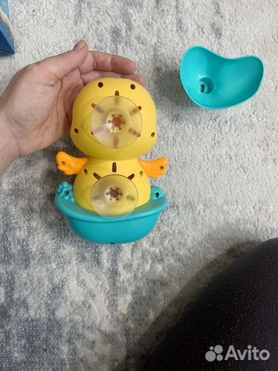 Танцующий динозавр и утка для ванной