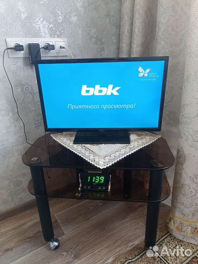 Телевизор,ковер,шторы
