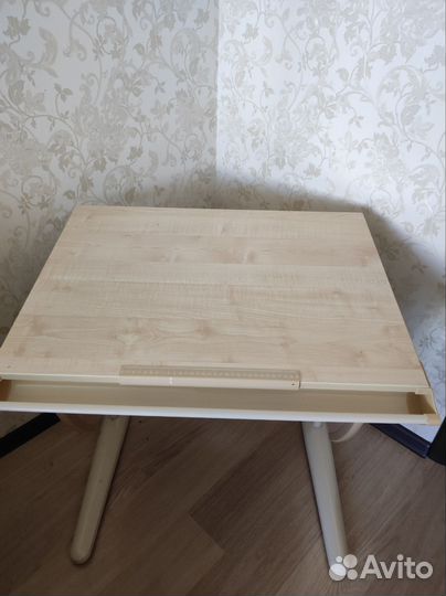 Детский письменный стол и стул