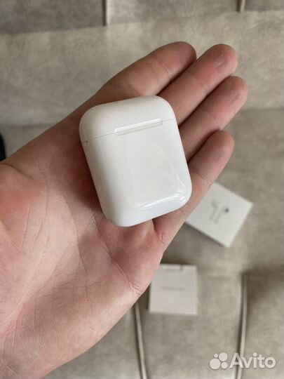 Apple AirPods (1-го поколения)