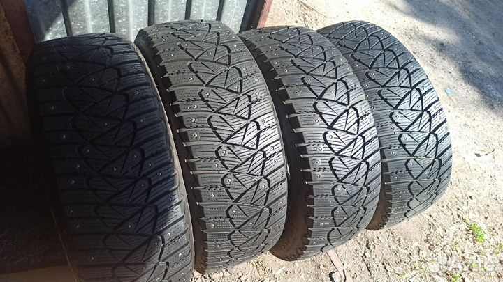 Goodyear Ultragrip 600 215/55 R17