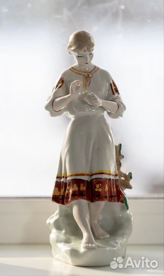 Статуэтка фарфор гадание на ромашке СССР