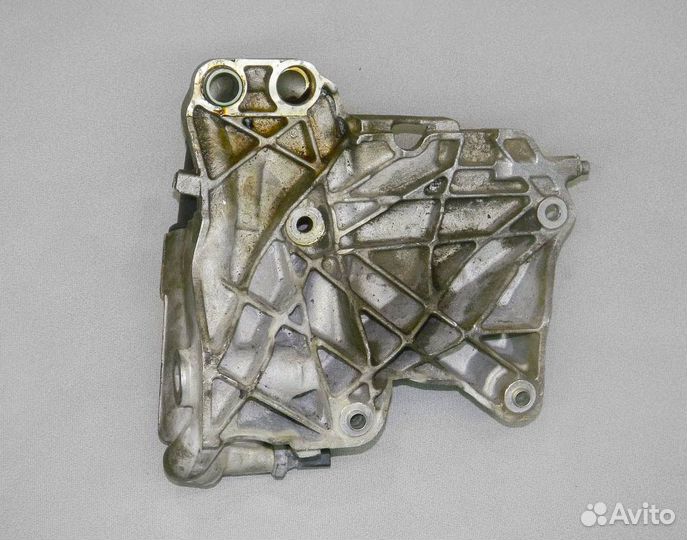 Кронштейн масляного фильтра Audi A8 D2 6.0