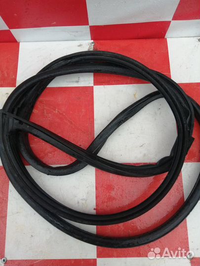 Уплотнитель передней двери Мерседес W211