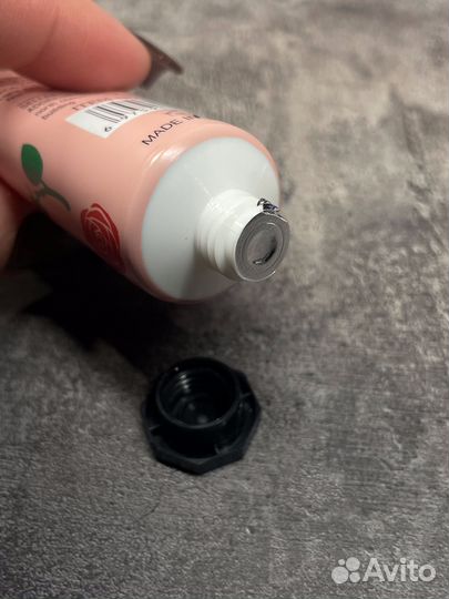 Парфюмированный крем для рук, увлажняет и питает