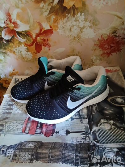 Кроссовки женские