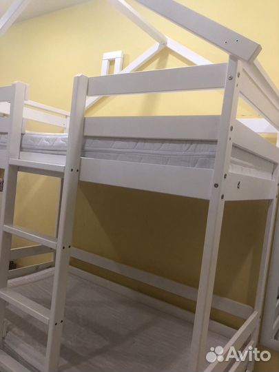 Двухъярусная кровать с матрасами