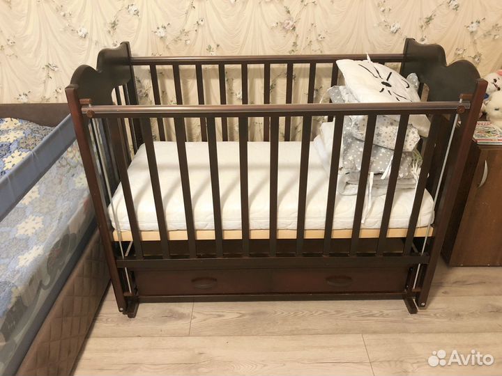 Детская кроватка с маятником и ящиком