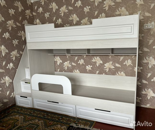 Кровать двухьярусная